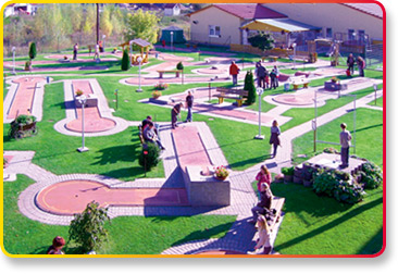 Outdoor Minigolf Anlage Ansicht Spielbahnen